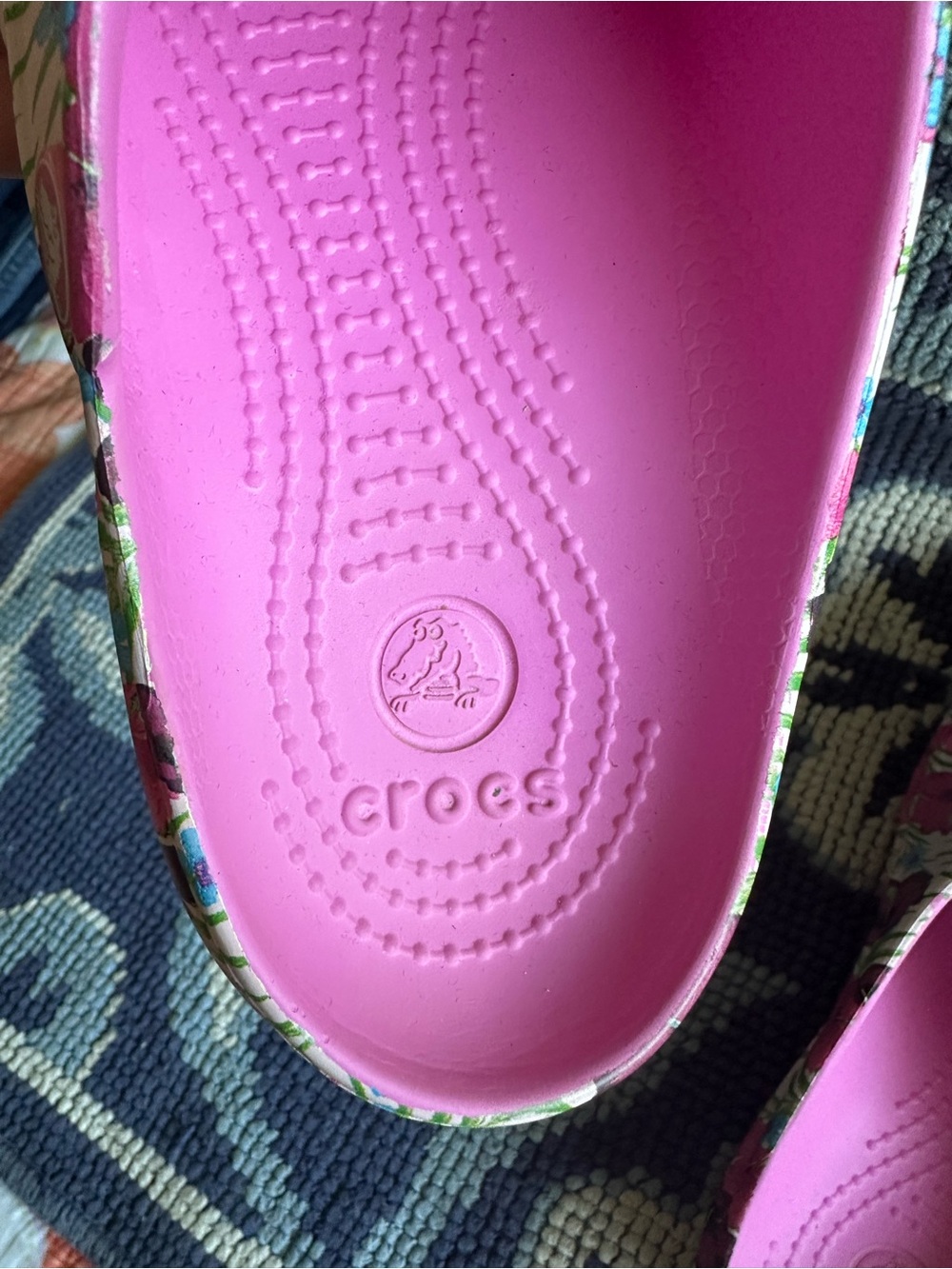🌺 Crocs Classic Floral Print Clogs Women’s Size 6 Pink Comfort Shoes - Picture 3 of 7